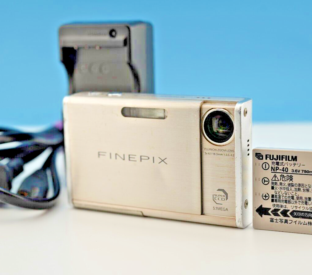 【美品】FUJIFILM FinePix Z2 コンデジ　充電器付き　H FUJIFILM FinePix Z2（メモリーカード&バッテリー/充電器付き
