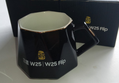 SAMSUNG W25 FLIP WERBETASSE ACHTECKIG SCHWARZ MIT GOLDRAND LIMITED EDITION 