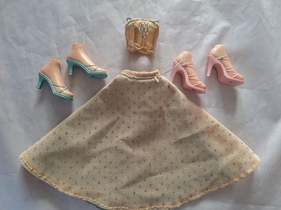 Bratz formelles Funk Dana Puppen 2-teiliges goldfarbenes Outfit Oberteil Rock/Kleid Schuhe/Füße