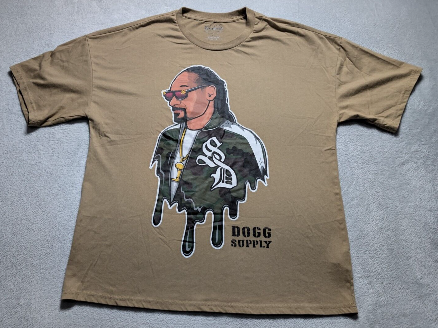 FILA T shirt grafica Dogg Supply Snoop Dogg Drip marrone cachi grande