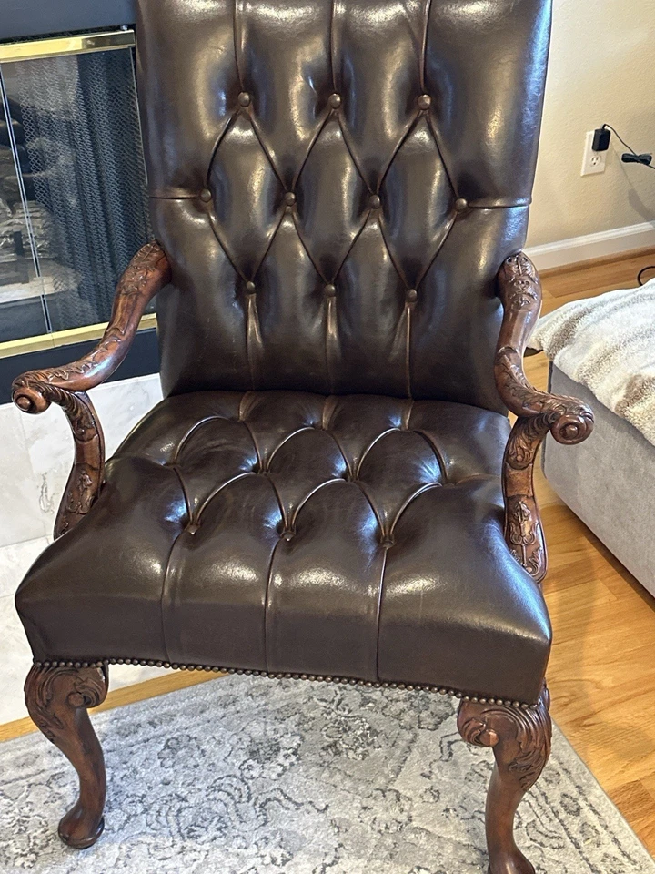 Juego de 2 sillones Theodore Alexander de cuero acolchado Foto 3 de 4