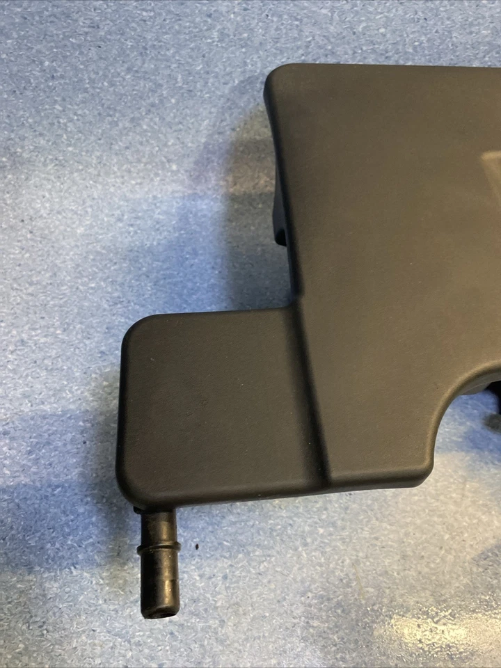 2015 - 2020 CHEVROLET Suburban ENGINE AIR CLEANER OUTLET DUCT HOSE OEM 22738661 - Image 2 of 4