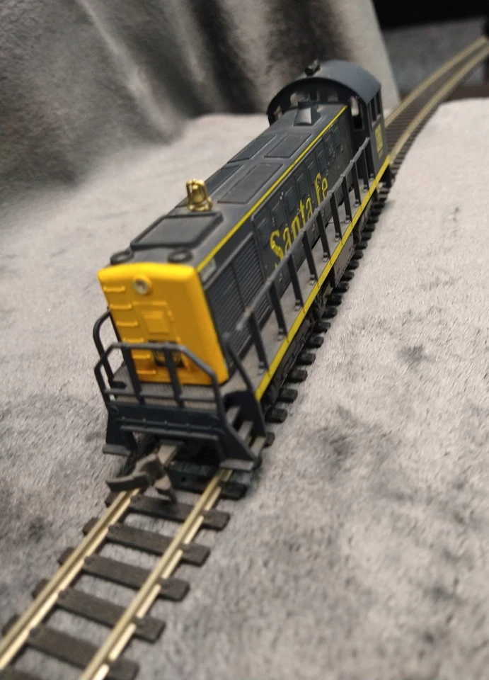 Model Power HO Scale ALCO 1000 HP Yard Switcher Dummy Locomotive Santa Fe #3415 - Image 4 of 4