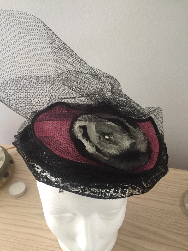 Sombrero Velo Estilo Retro Rosa Negro Hecho a Mano Millinerymarye Foto 3 de 4