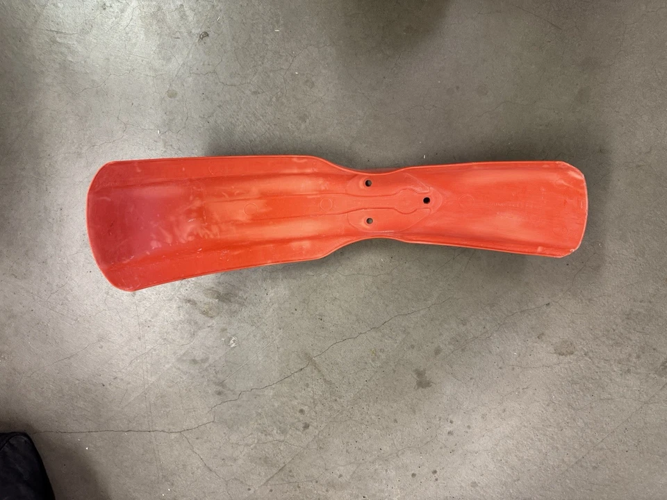 Guardabarros delantero Honda CR60 1983, 84, 85 OEM. Número de pieza Honda 61100-GC4L-7000. Foto 4 de 4