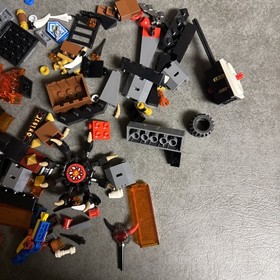 LEGO NEXO KNIGHTS: Jestro's Volcano Lair (70323) - INCOMPLETE