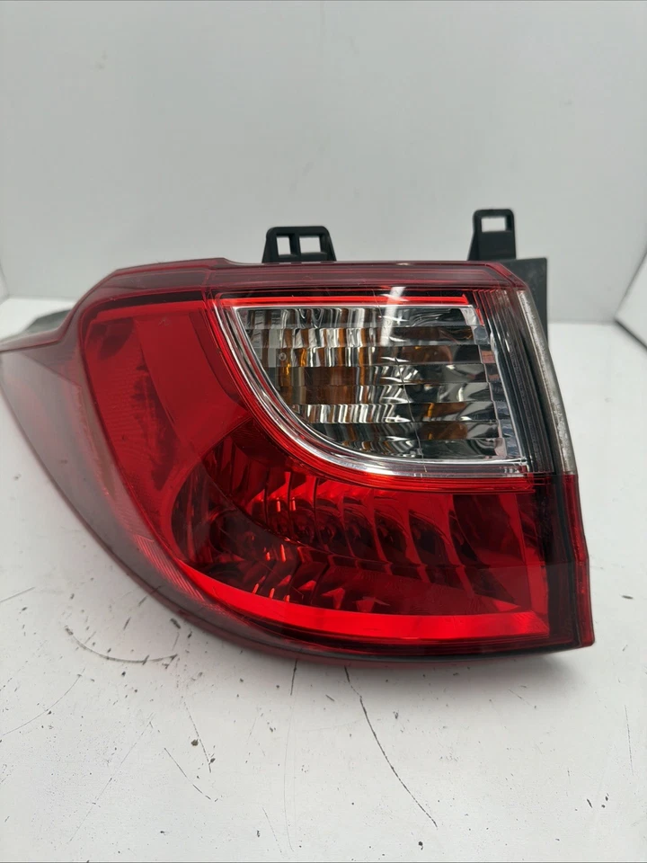 Luz trasera izquierda Mazda 5 2015 C513 51160 OEM Foto 3 de 4