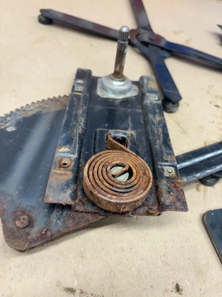 1981 1987 1991 CHEVROLET TRUCK C10 K10 Squarebody Manual Window Regulators OEM - Image 2 of 4