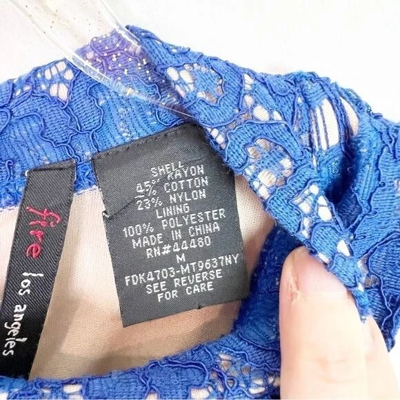 VESTIDO FORMAL DE FIESTA SIN MANGAS CON SUPERPOSICIÓN DE ENCAJE AZUL FUEGO LOS ANGELES MEDIANO PARA MUJER Foto 2 de 4