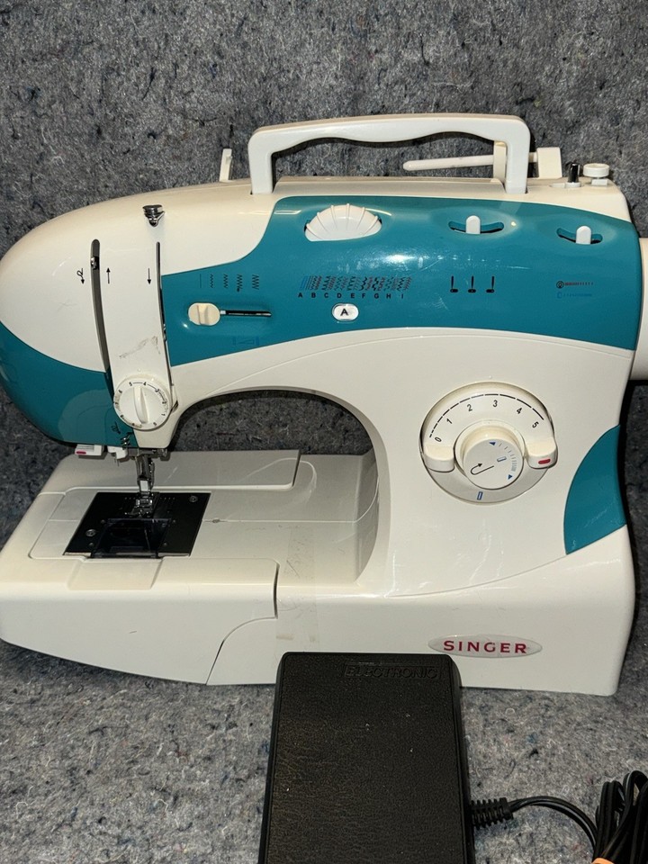 Singer 6038c 46 Stitch Function Sewing Machine With Foot Pedal Works ...