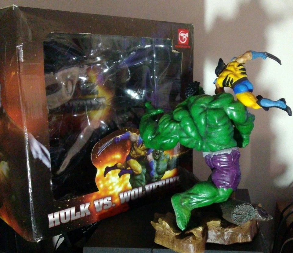 Marvel Hulk vs. Wolverine 14''  Maquette Statue Figure Collectible - Image 3 of 4