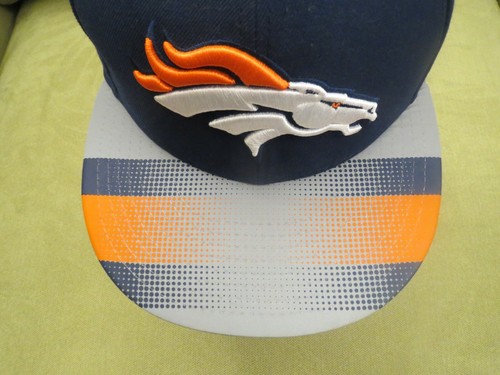 New Era Broncos Sombrero Ajustado, Visera Naranja y Azul Marino Rayas en Gris, Talla 7 5/8 - Imagen 3 de 6