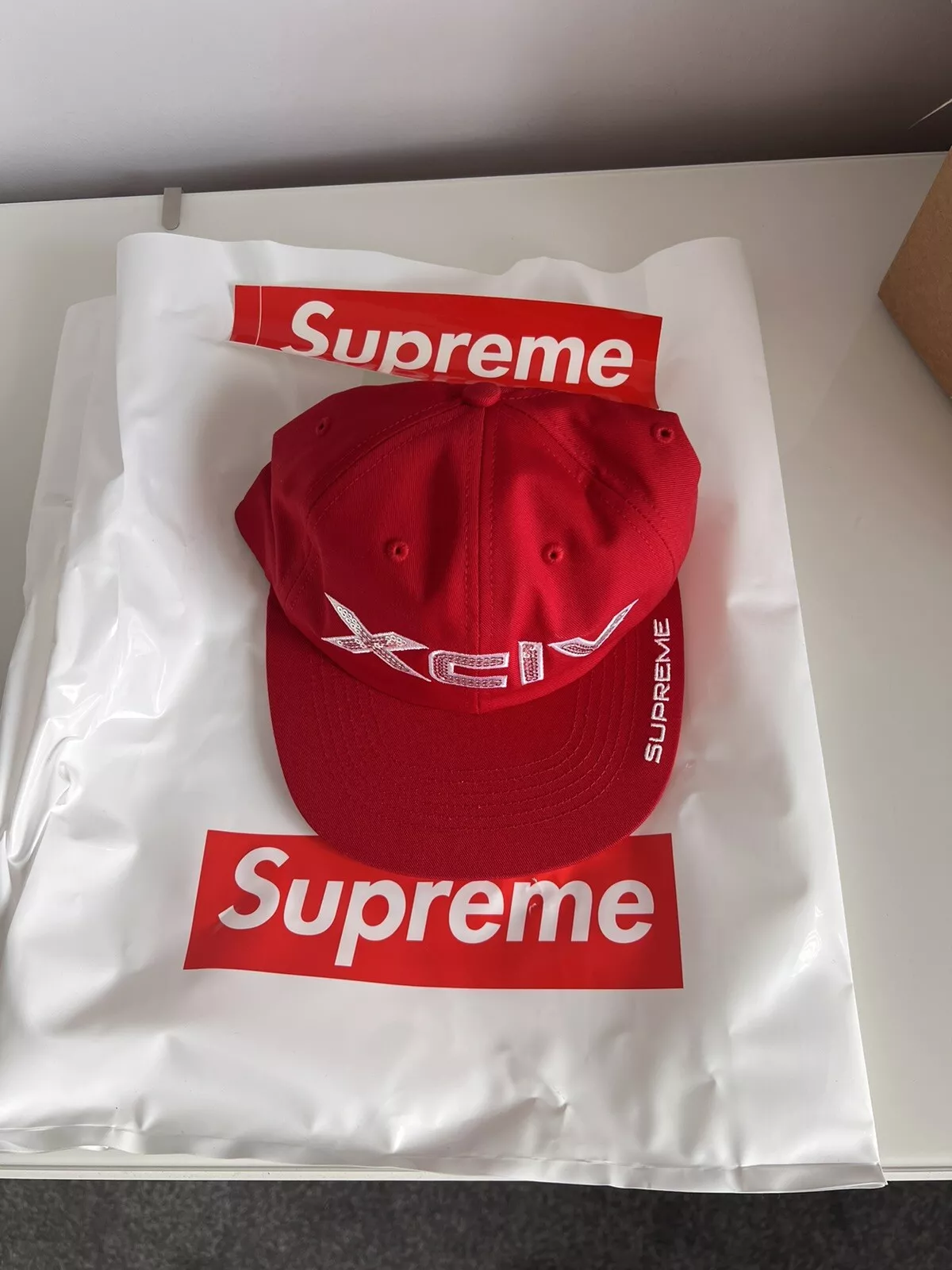 Casquette snapback vintage Supreme XCIV à six panneaux rouge made in USA sympa !