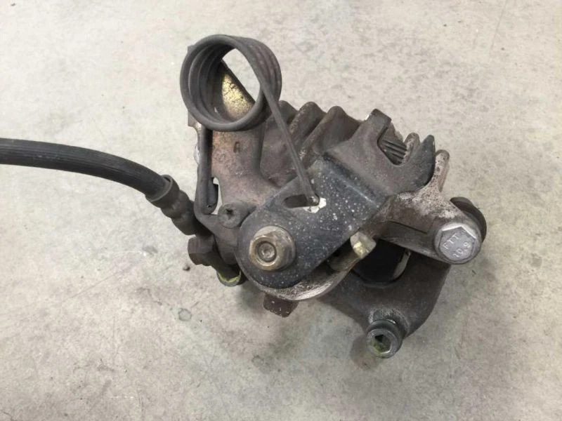 99-04 Audi A6 Quattro V6 AWD LH Pinza trasera izquierda con montaje de soporte Foto 4 de 4