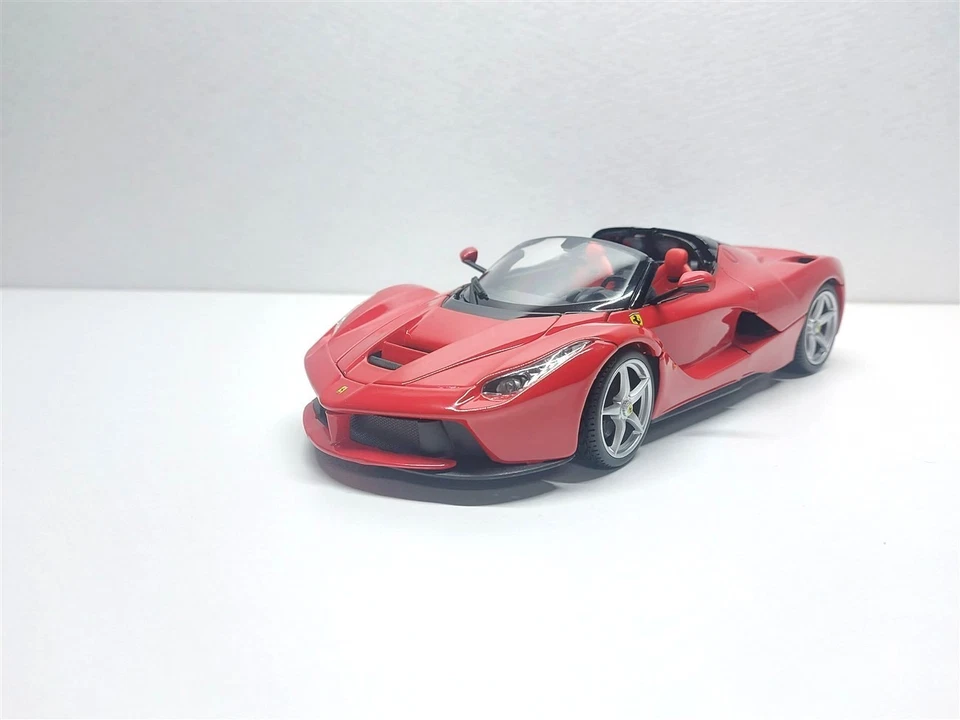 Ferrari LaFerrari Aperta Cabrio Rosso del 2016 - 1/18 Artigianale base Burago - Immagine 3 di 4