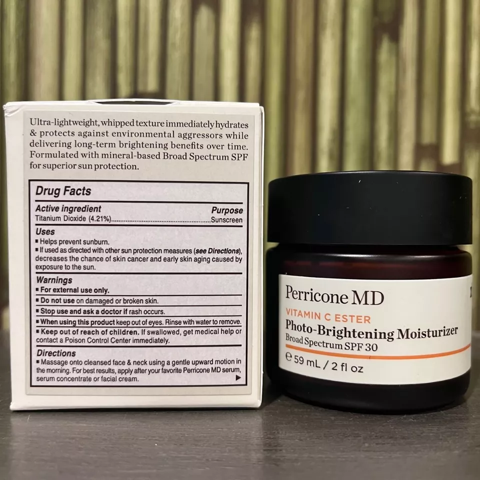 Crema hidratante iluminadora fotográfica éster vitamina C Perricone MD - 2 OZ / 59 ml Foto 3 de 3