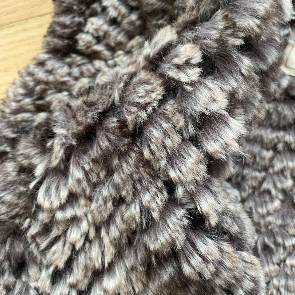 Chaleco Bagatelle drapeado frente abierto imitación piel para mujer talla pequeña gris estampado animal Foto 2 de 4