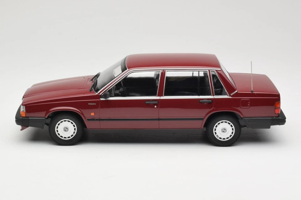 155171704 Volvo 740 GL Red Minichamps 1/18 - Immagine 3 di 4