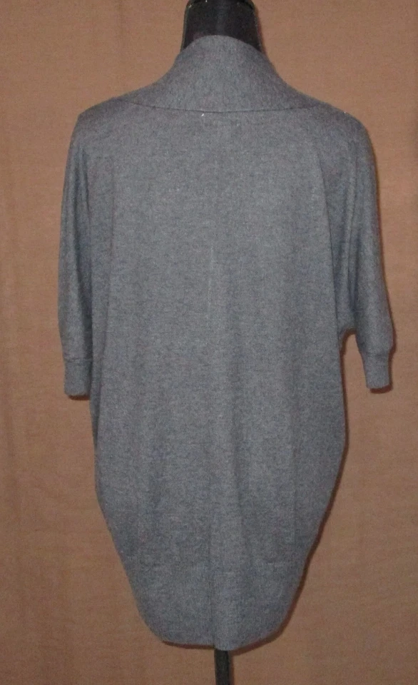 Cárdigan Kirra Para Mujer Grande Gris Manga Corta Botón Frontal Mezcla Cachemira Foto 4 de 4