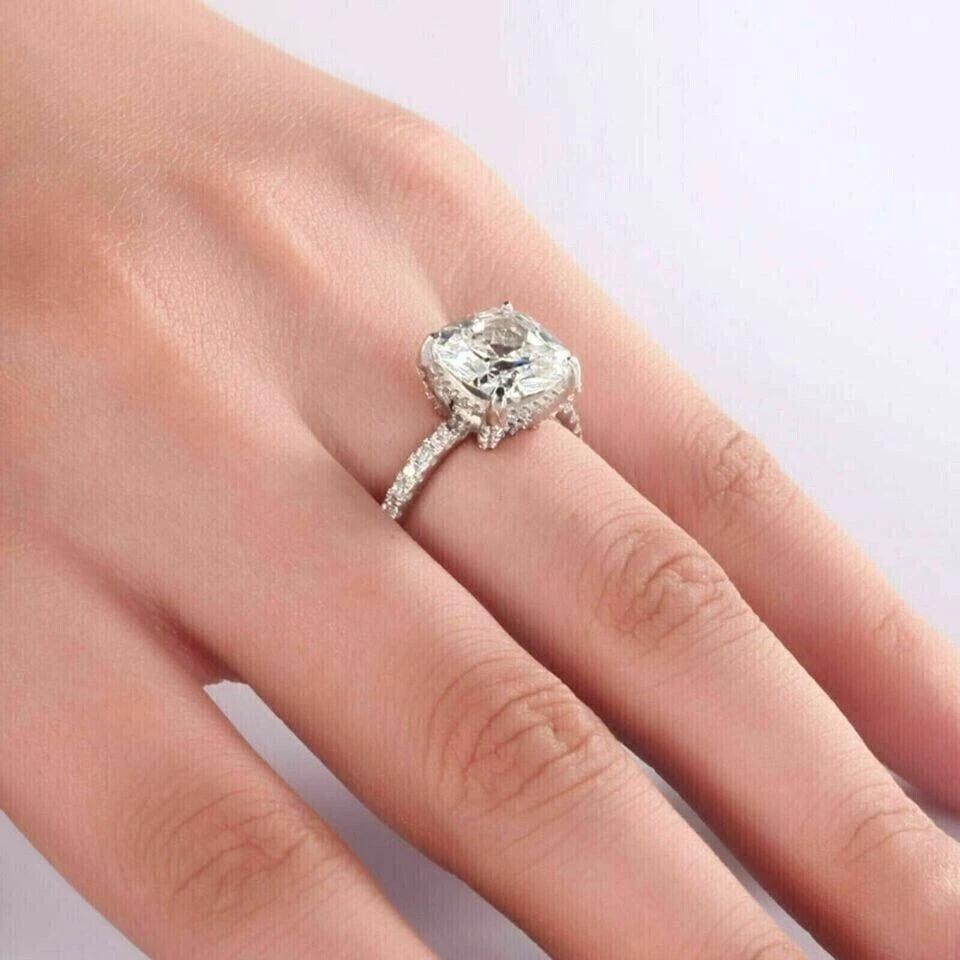 Impresionante anillo de bodas de diamantes simulados de corte cojín de 3 quilates enchapado en oro blanco de 14 quilates Foto 4 de 4