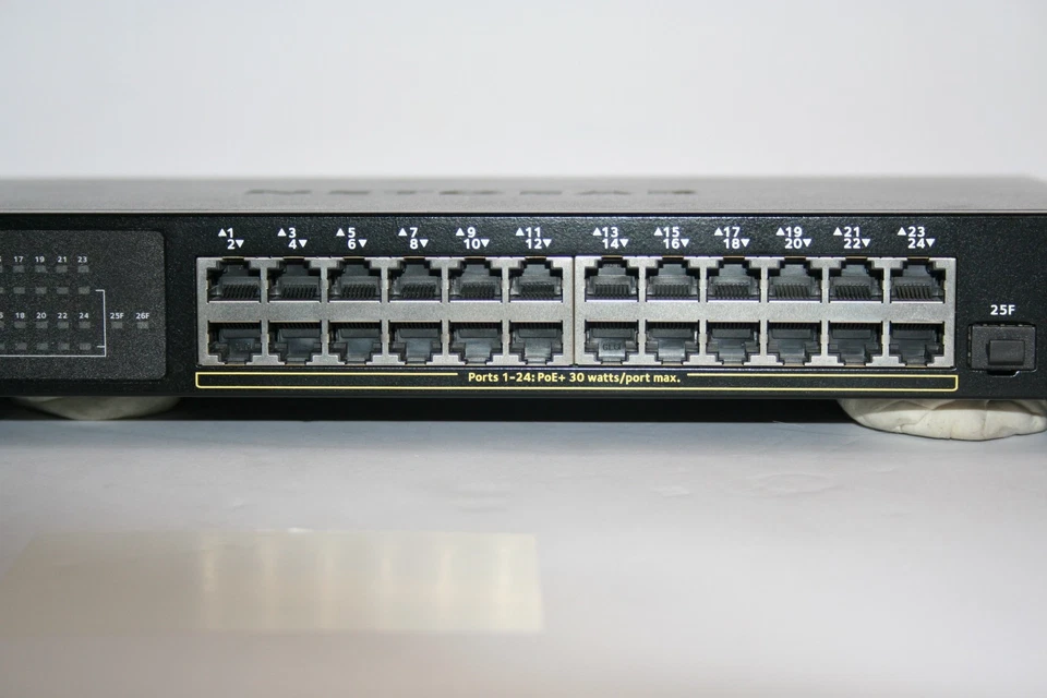 NETGEAR S350 GS324TP 24 puertos POE + CONMUTADOR PROFESIONAL administrado inteligente con cable de CA, probado Foto 4 de 4