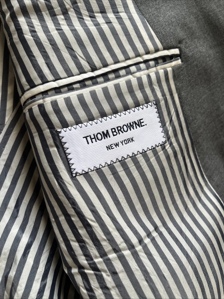 CHAQUETA DE TRAJE CLÁSICA DE UN SOLO PECHO THOM BROWNE TALLA 1 PARA HOMBRE (48 R) Foto 4 de 4
