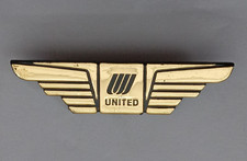 United Airlines Pilot Wings Gold Tone Plastic Pin Badge.    PB5-909