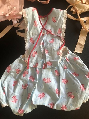 50er Jahre Handarbeit Strampler blau mit roten Hühnern Sommer BABY und 3 Hauben rosa orig. - Bild 2 von 7