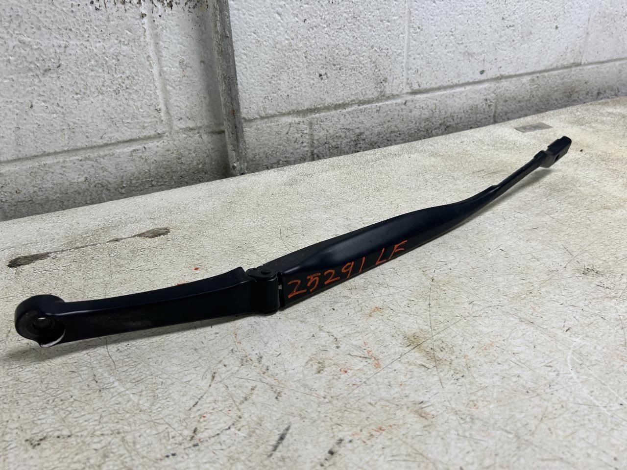 Maserati Levante 2022 FRONT+LEFT Wiper arm