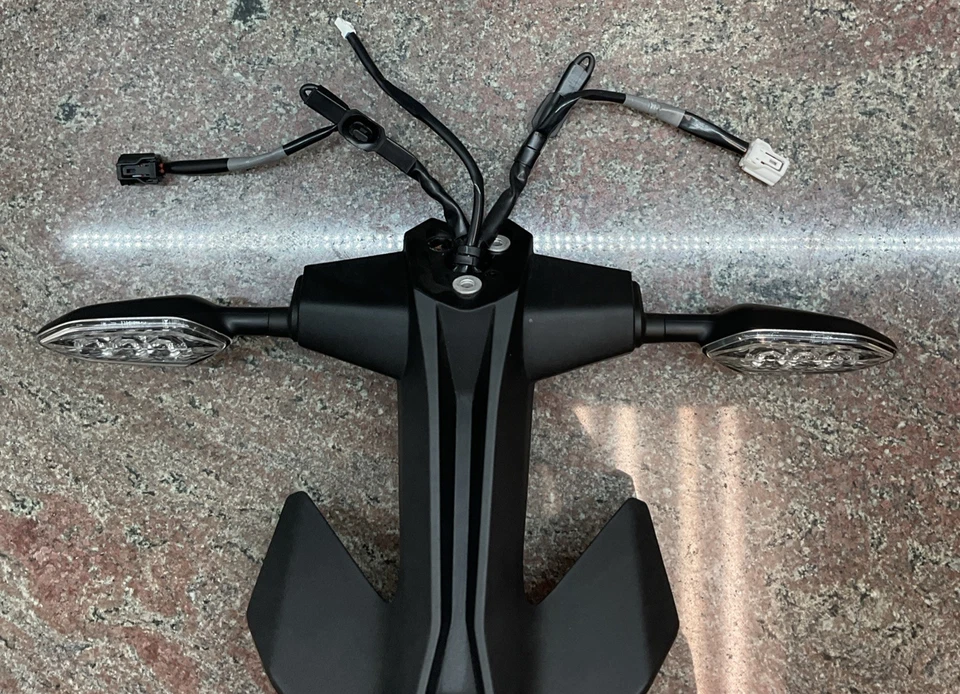 Guardabarros trasero trasero Yamaha YZF-R1 2015-2023 con señales de giro OEM 2CR-2162R-00 Foto 2 de 4