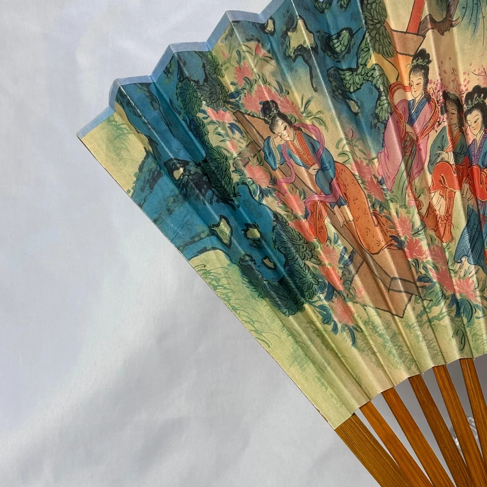 Abanico plegable de papel oriental de colección para mujeres jóvenes en un jardín palos y protectores de bambú Foto 4 de 4