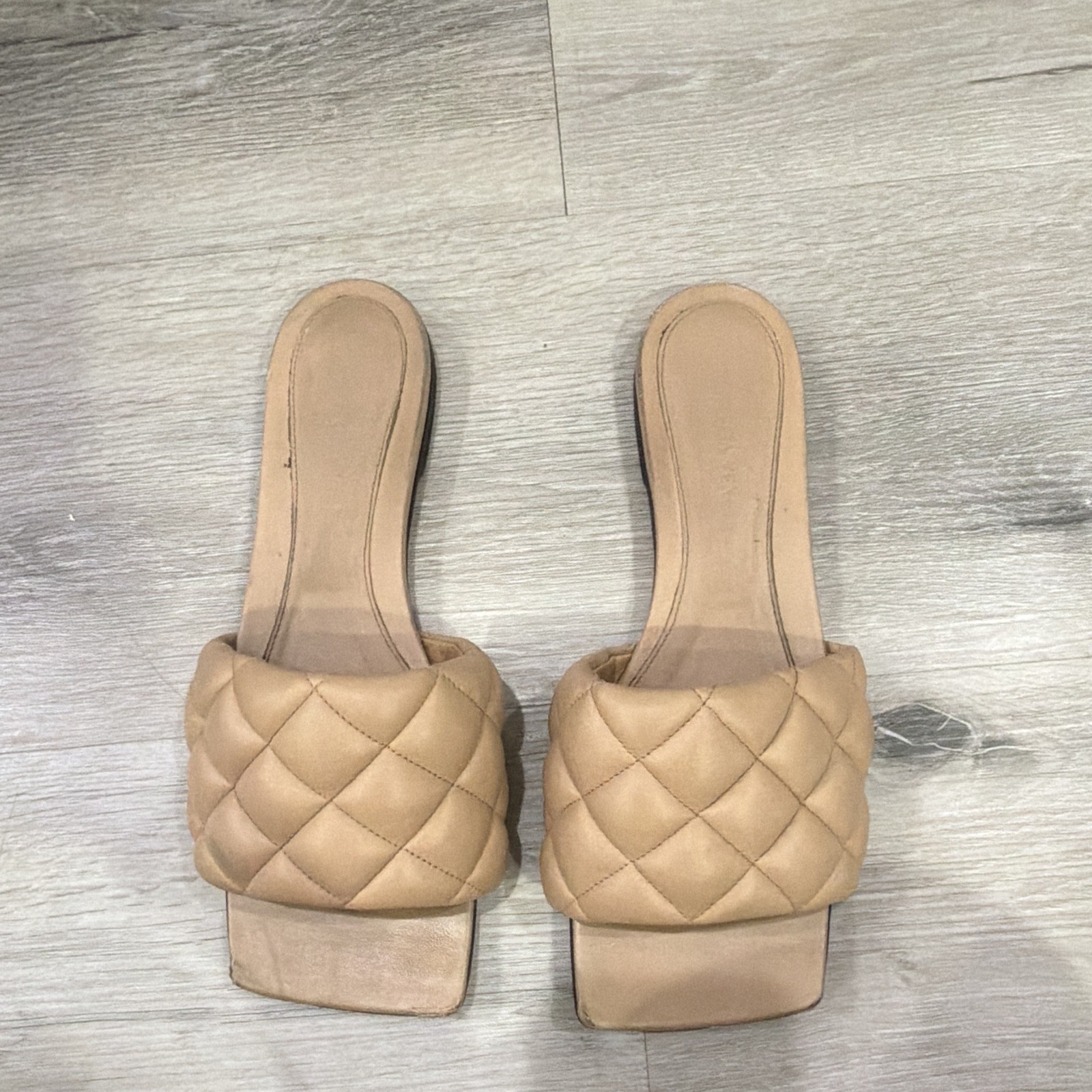 Women’s Beige Bottega Veneta Quilted Leather Slide Sandals US 7