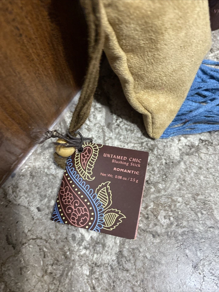 Victoria's Secret Untamed Chic Blushing Stick In Shade Romântico Raro Blush - Imagem 2 de 4