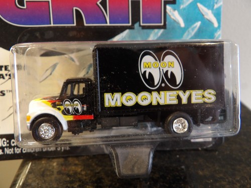 MOONEYES DELIVERY TRUCK 2000 JOHNNY LIGHTNING TRUE GRIT 1:64 DIE-CAST
