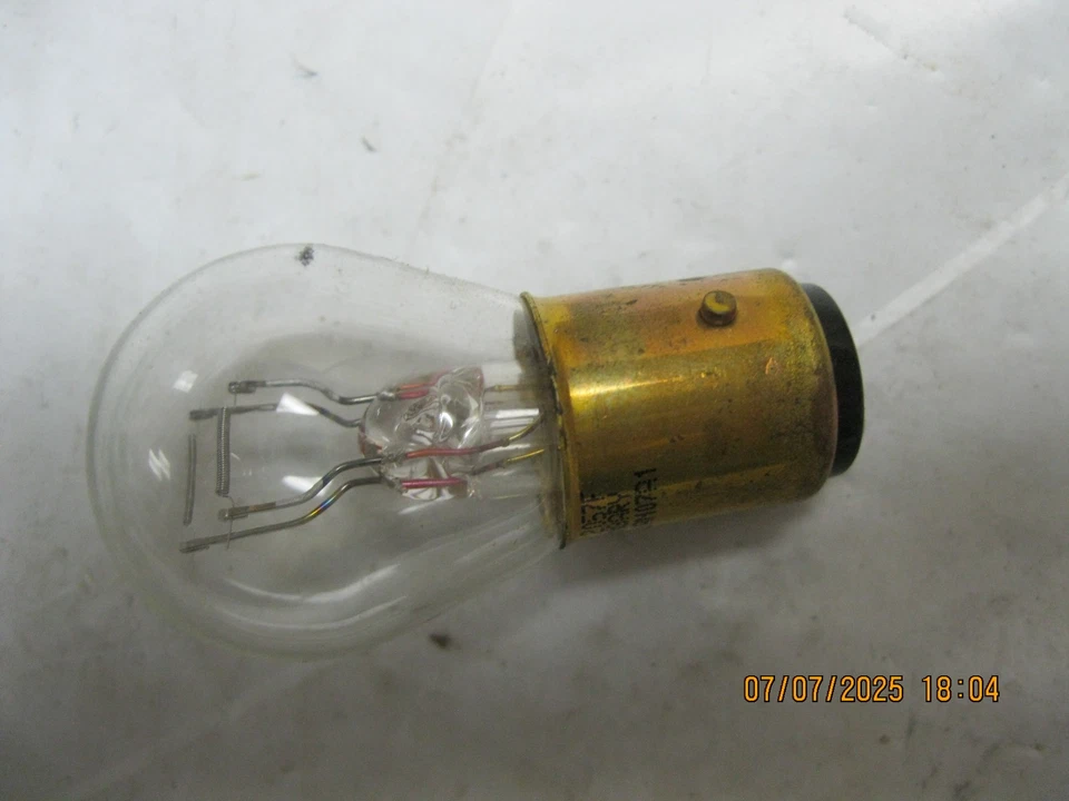 ACDelco GM OE/GM Genuine Parts L2057 - Back Up Light, Rear, Front 9438848 Foto 2 de 4