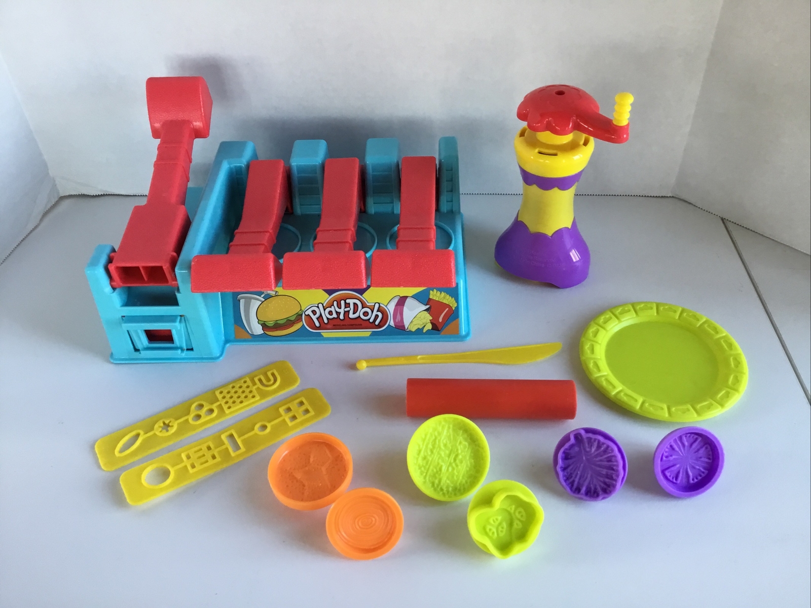 PlayDoh Burger Builder Complete with TwistAChip Dough Food Playset
