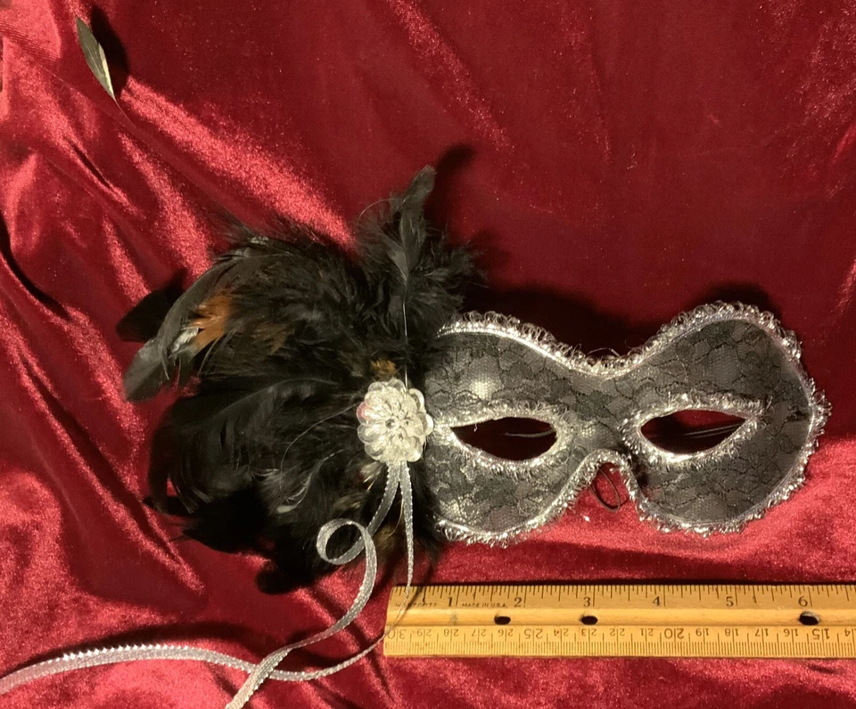 Máscara de plumas veneciana negra satinada estilo gafas de Mardi Gras Foto 3 de 4