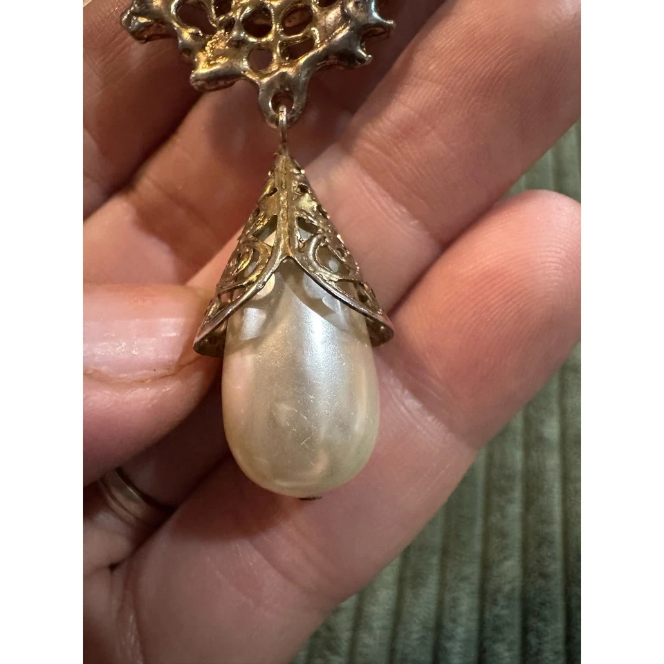 Broche vintage de perlas de imitación con adorno de filigrana tono dorado colgante Foto 3 de 4