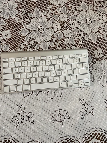 Genuine Apple Wireless Keyboard 2009 Model No- A1314 Untested