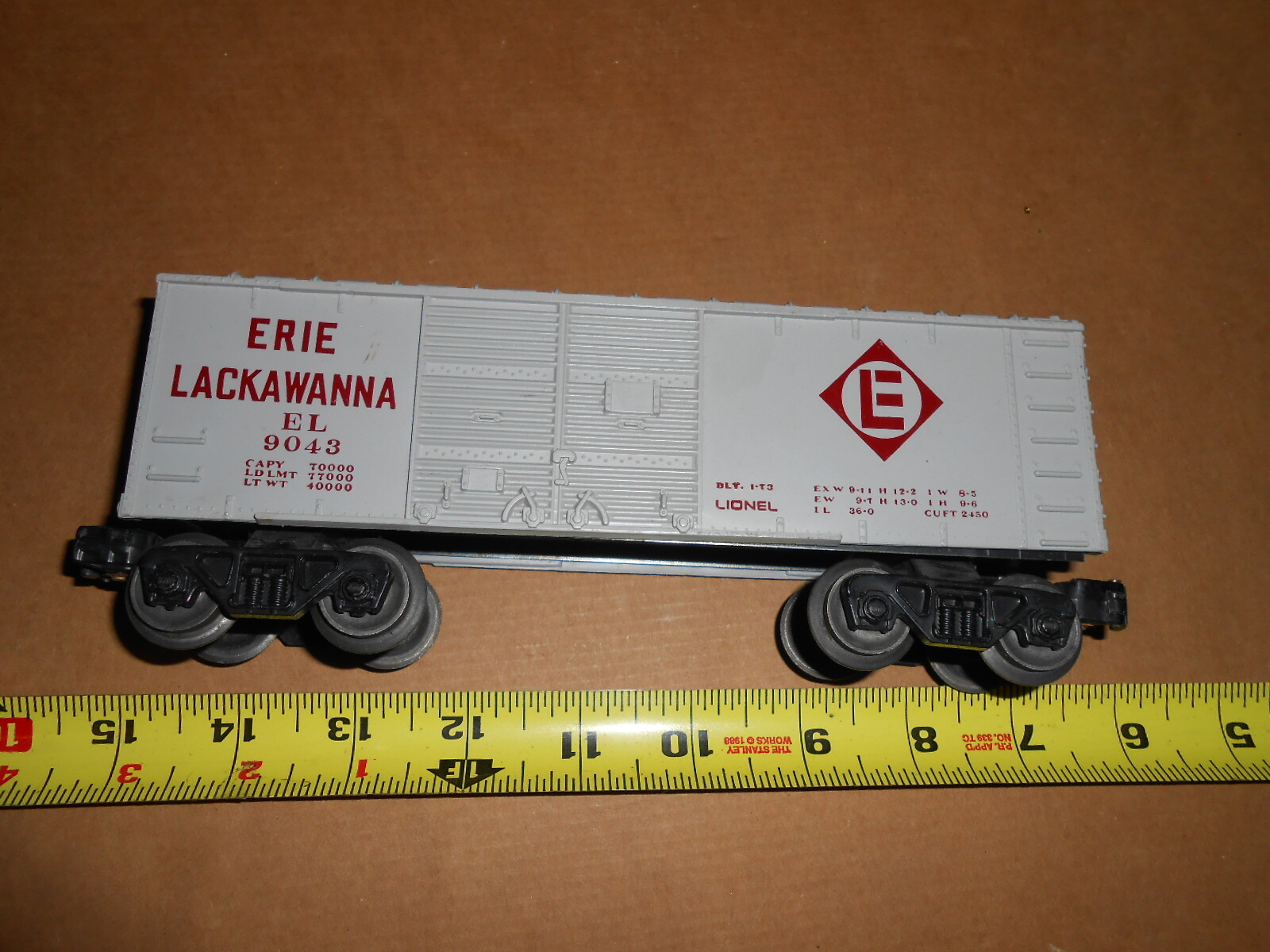 O/O-27 Lionel Red 9043 Erie Lackawanna Boxcar. - Picture 3 of 7