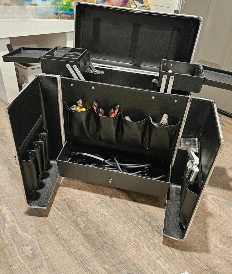 Marca: Estuche de aseo de aluminio Andis con ruedas. Equipos no incluidos. Foto 2 de 4