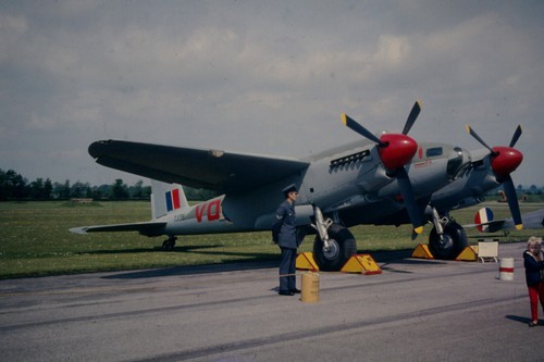 Dia TJI38 De Havilland D.H. 98 Mosquito Kleinbildformat 35mm gerahmt CB-P12-48