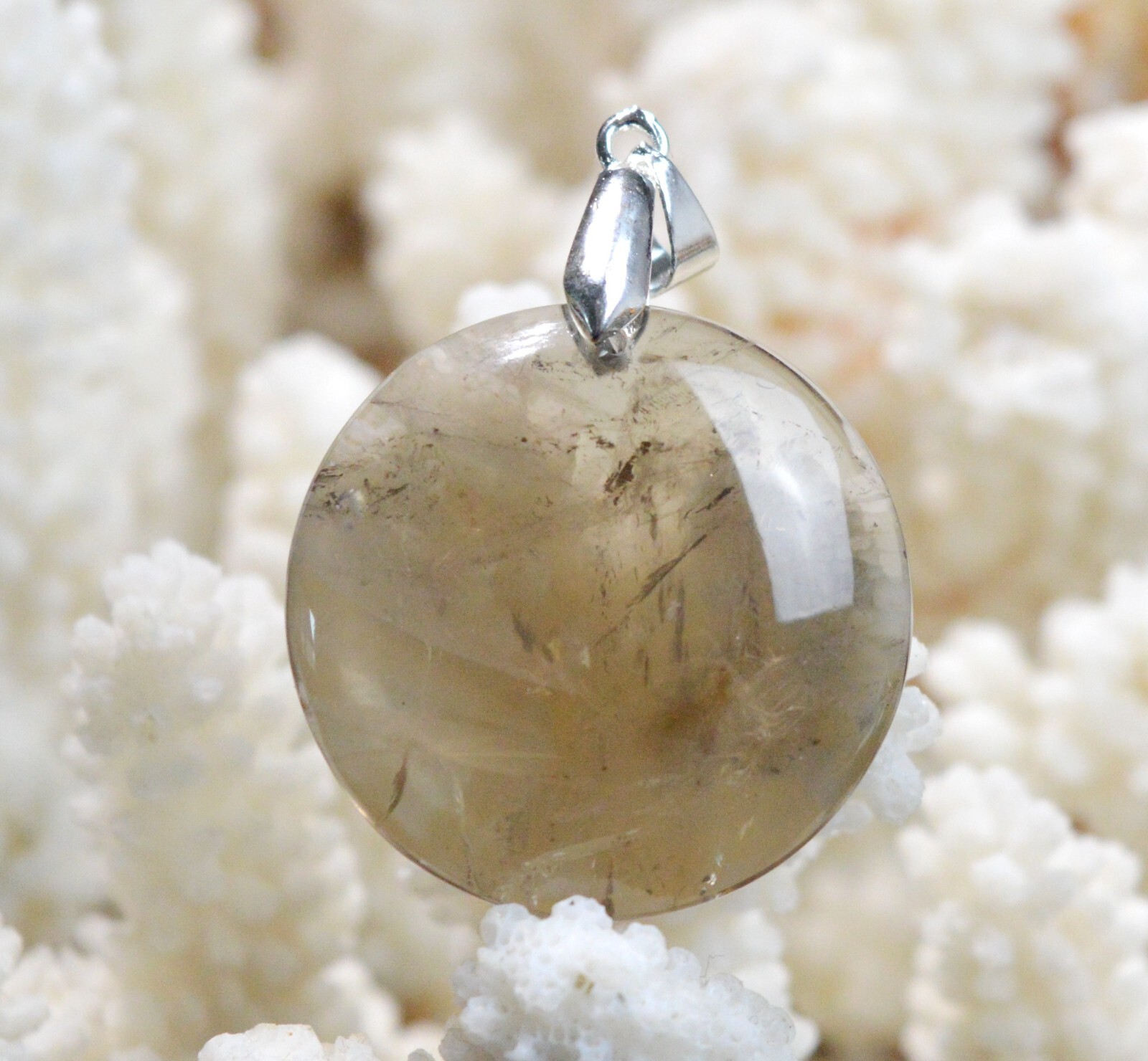 Pendentif quartz fumé 47 carats, la force de la pierre naturelle de Madagascar