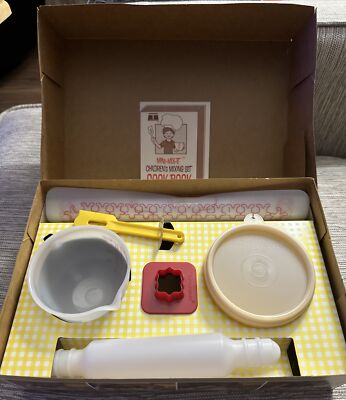 Vintage 1979 Tupperware Toys Mini Mix It Childrens Mixing Set w box Never played