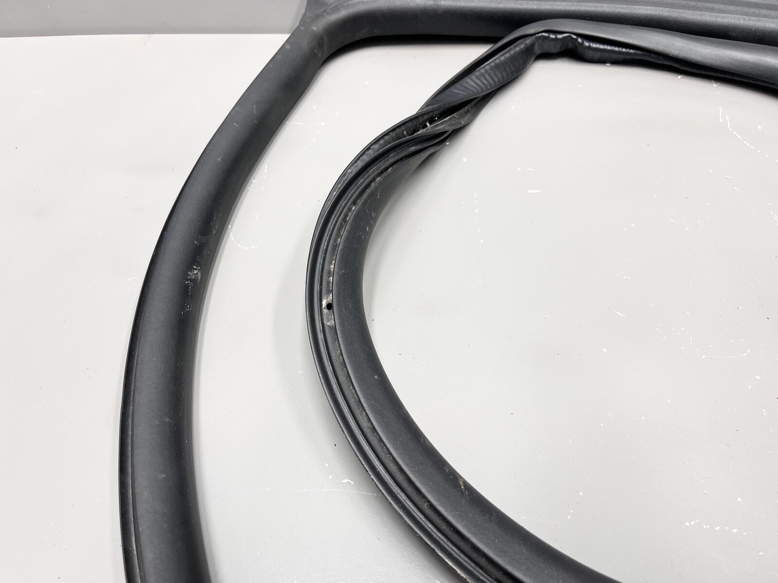 ⭐️2017-2020 MASERATI LEVANTE REAR RIGHT SIDE DOOR BODY WEATHERSTRIP SEAL OEM