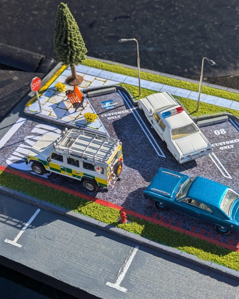 1:64 Diecast Lighted  Parking Lot Detailed Diorama - Image 2 of 4