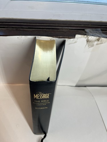 The Message: The Bible in Contemporary Language: Black Bonded Leather Gilded - Imagen 5 de 16