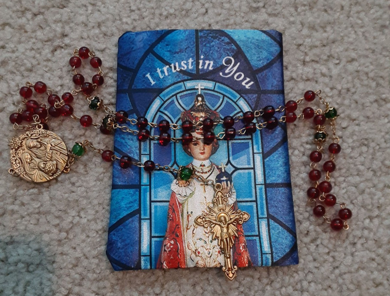 Rosary Beads red and green - Holy Family with blue zipper case