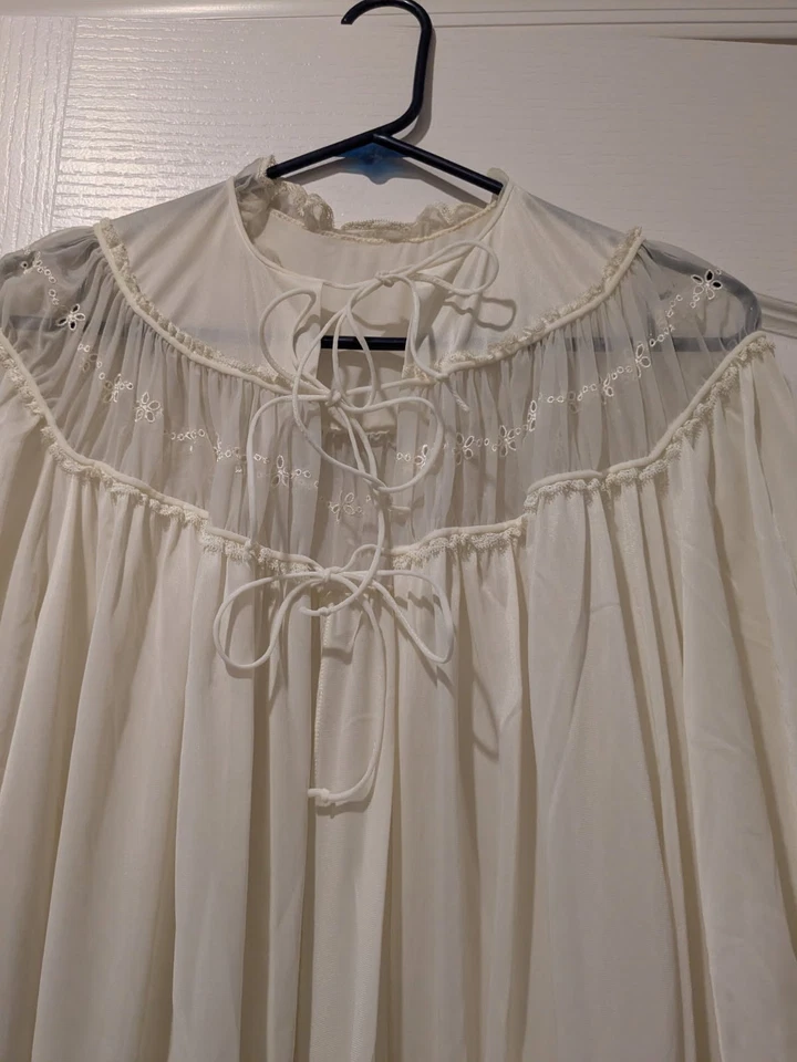 Bata de noche vintage amarilla de gasa transparente con zapatillas Foto 2 de 4