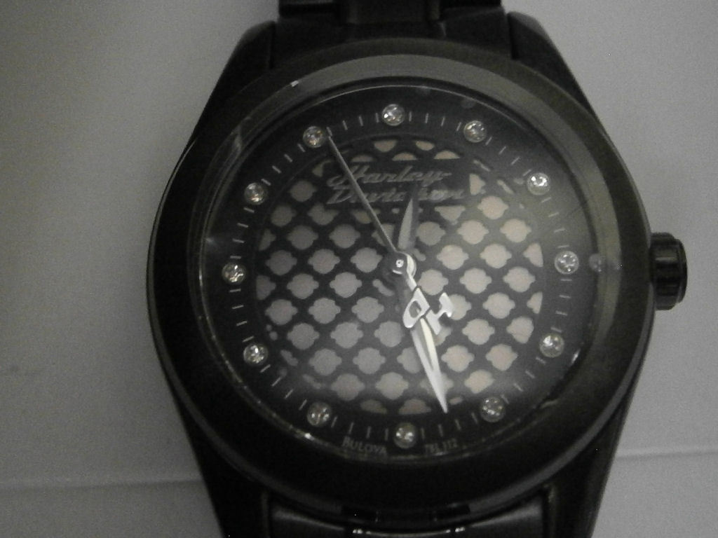 Montre Harley-Davidson par Bulova noire et rose brillant, le cadeau parfait pour femme